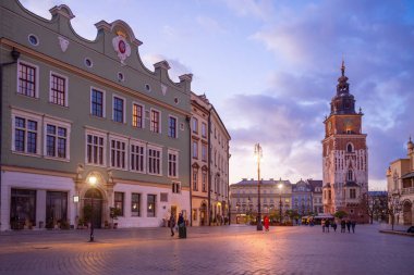 Akşamları pazar meydanındaki Krakow eğlenceleri. Krakow Sembolü, Polonya Avrupa.