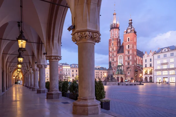 Krakkó látnivalók a piac téren este. Krakkó szimbóluma, Lengyelország Európa. — Stock Fotó