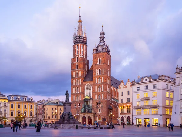 Kraków atrakcje na rynku w godzinach wieczornych. Symbol Krakowa, Polska Europa. — Zdjęcie stockowe