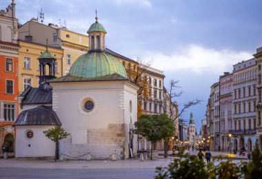 Akşamları pazar meydanındaki Krakow eğlenceleri. Krakow Sembolü, Polonya Avrupa.