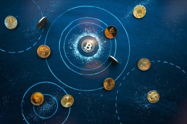 Altmadeni paralar evrendeki Bitcoin 'in etrafında dönerler. Kripto para birimleri evreni. Bitcoin egemenlik sembolü, piyasa dengesi, takım çalışması, liderlik kavramı. Ağ, engelleme zinciri etkileşim fikri