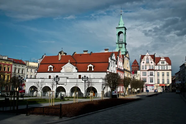 Polen, Kluczbork byggnader på stora torget (Rynek). — Stockfoto