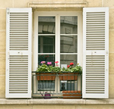 Beyaz pencere ile eski binalar Montmartre, Paris panjurlar
