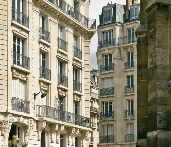 Edifícios residenciais tradicionais parisienses. Paris, França . — Fotografia de Stock