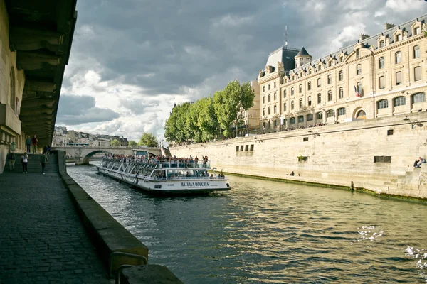 Boat tour on Seine — Stok fotoğraf