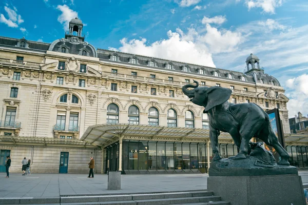 Paris socha slona mimo muzeum D'Orsay — Stock fotografie
