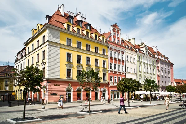 Människor besöker Rynek (torget) i Wroclaw — Stockfoto