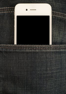Smartphone ile a siyah perde kot pantolon cebinde
