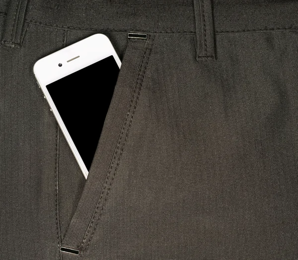 Smartphone ile a siyah perde kot pantolon cebinde