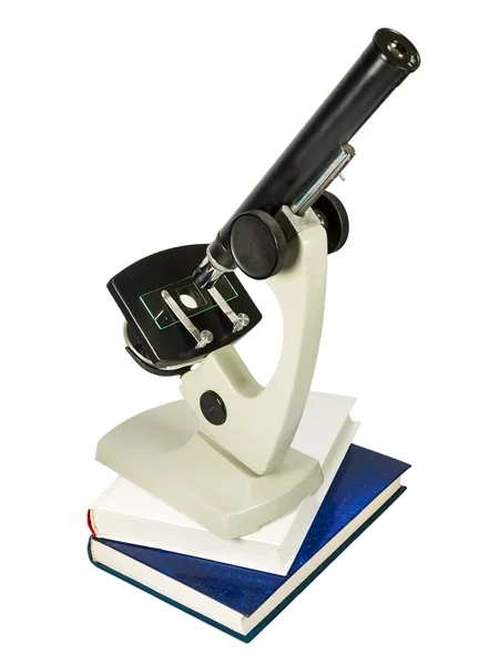 Mikroskop ve üzerinde beyaz izole kitap — Stok fotoğraf