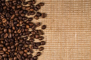 kahve çekirdekleri çuval bezi üzerinde dağınık arka plan olarak kullanılabilir