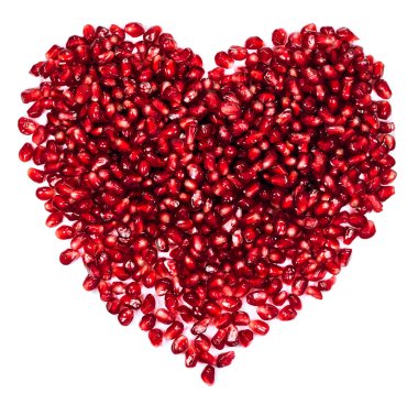 bir kalp şeklindeki beyaz izole içinde nar tohum