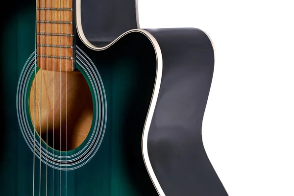 Часть зеленой и черной акустической гитары, изолированной на белом — стоковое фото