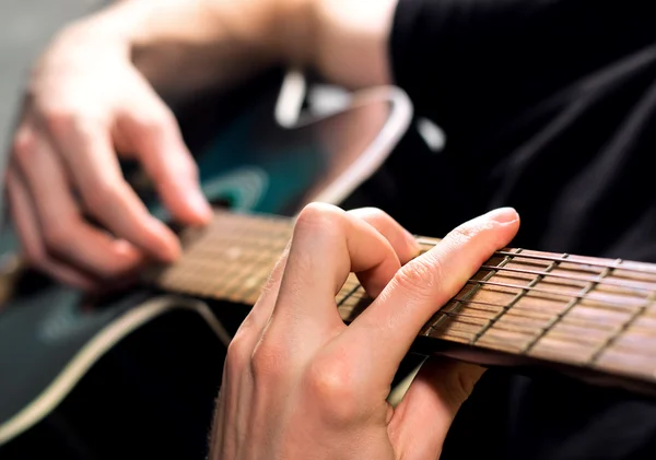 Guitarrista tocando guitarra — Fotografia de Stock