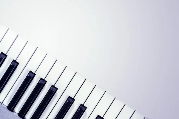 View from above of a synthesizer keyboard  isolated on a gradien — Stock Photo, Image