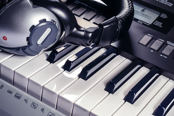 Headphones on top of a synthesizer — Stock Photo, Image