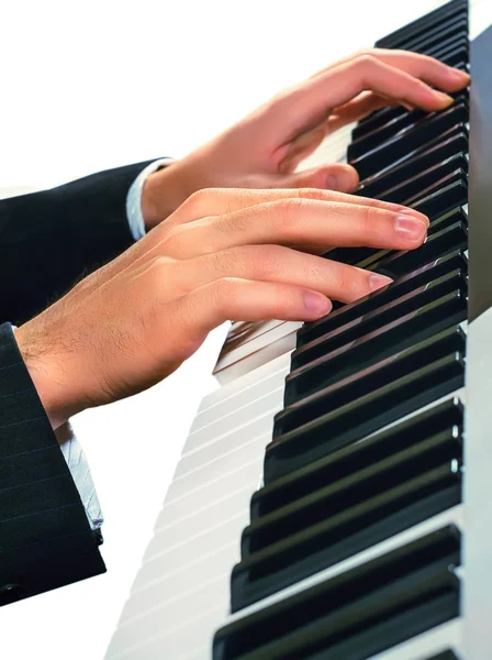 Mãos de músico. Pianista tocando em um sintetizador, isolado em — Fotografia de Stock