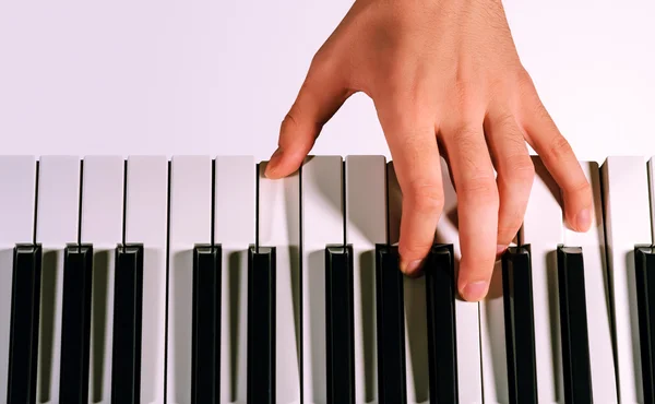 Pianista tocando em um sintetizador, isolado em um gradiente cinza — Fotografia de Stock