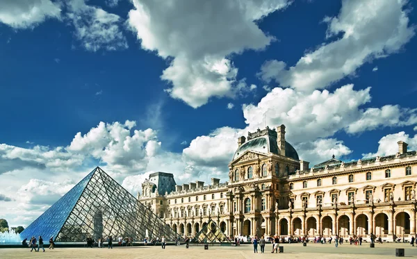 Louvre louvre müzesinde bina bakış. — Stok fotoğraf