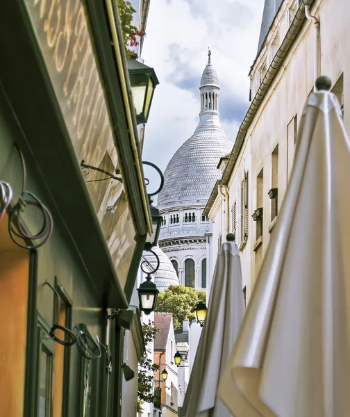 Sebuah gang kecil di Montmartre dengan gereja Sacre Coeur in ba — Stok Foto