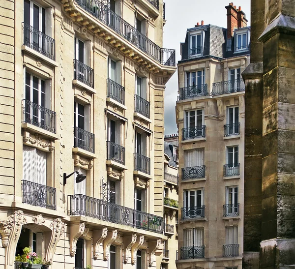 Traditionele Parijse residentiële gebouwen. Paris, Frankrijk. — Stockfoto