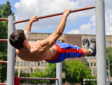 kimliği belirsiz atlet akrobatik öğe stree sırasında gerçekleştirir.