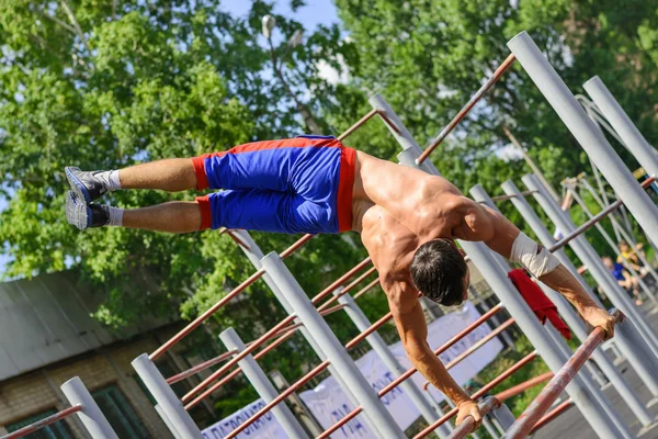 Невідомі спортсмен виконує акробатичні елемента під час на вул. — стокове фото