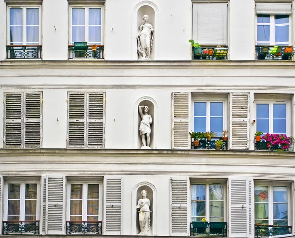 The facade of a house in Montmartre — Stock Photo, Image