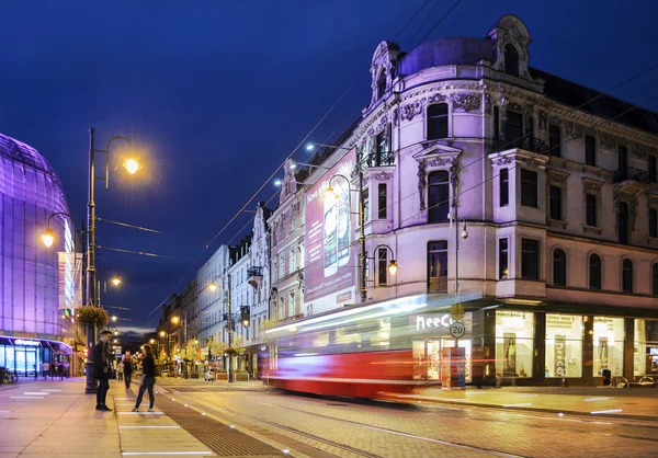 Katowice, Polonya Merkezi sokakta. Eski ve yeni BÜ — Stok fotoğraf
