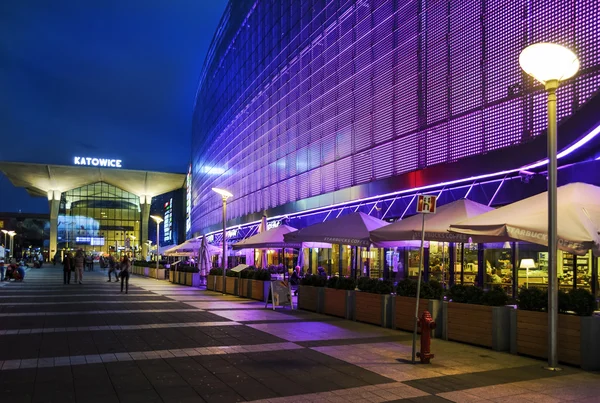 Katow yeni oluşturulan Galeria Katowice ve tren istasyonu