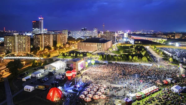 Panorama de Katowice à noite durante um concerto dedicado ao — Fotografia de Stock