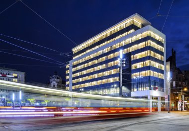 Yeni Belediye Binası ve tramvay rides Katowice ana kare