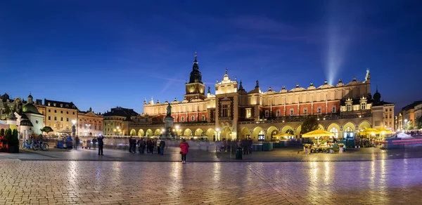 Paño Hall Sukiennice edificio por la noche en la plaza Rynek de — Foto de Stock