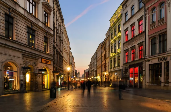 Люди ходят по улице Флорианской в Кракове — стоковое фото