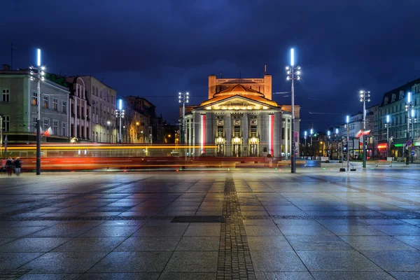 Na hlavním náměstí Katowice a th Wyspianski divadlo — Stock fotografie