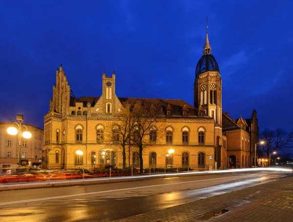 Chorzow oficina de correos construida en estilo neogótico por la noche . — Foto de Stock