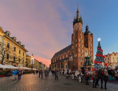 Pazar Meydanı eski şehrin christm tarafından dekore edilmiş Krakow