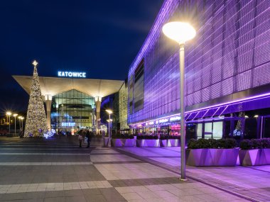 Yeni oluşturulan Galeria Katowice ve tren istasyonuna Noel ışıkları tarafından dekore edilmiş Katowice
