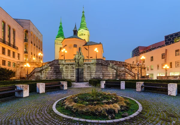 Trefaldighetskyrkan i Žilina, på kvällen. — Stockfoto