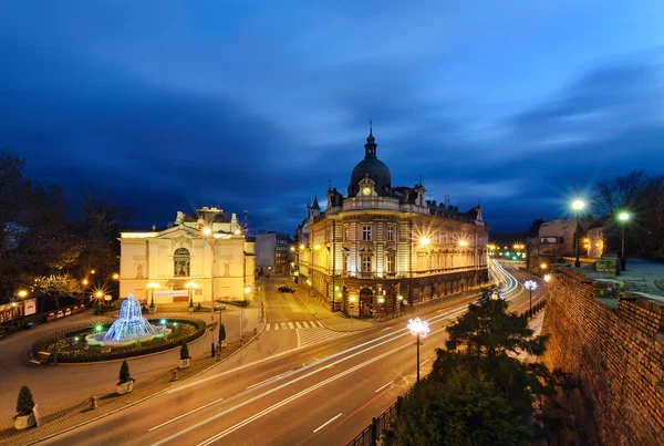 Tiyatro ve ana postane Bielsko-Biala içinde gece görünümü.
