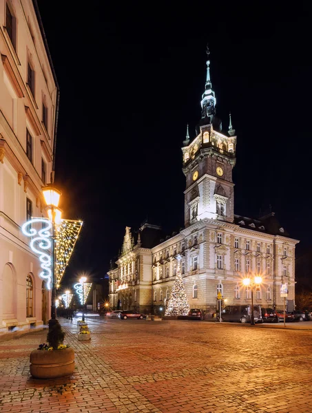 Nachtansicht auf das Rathaus in bielsko-biala — Stockfoto