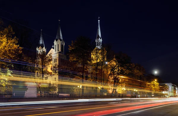 La calle Varsovia y la iglesia por la noche en Katowice — Foto de Stock