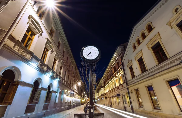 Antyczny zegar na ulicy Piotrkowskiej, Łódź, w godzinach wieczornych. — Zdjęcie stockowe