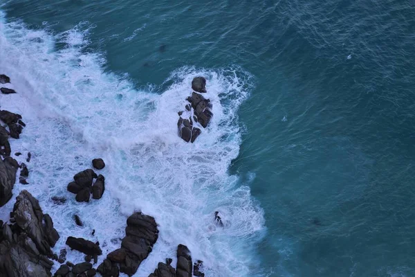 Okyanus, Ümit Burnu 'nda kayalarla buluşur.