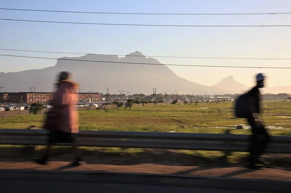 Güney Afrika 'da yol kenarında yürüyen fakir insanlar