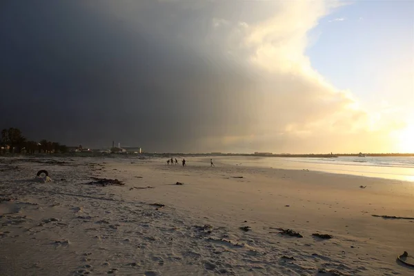 Çocukların oynadığı kumsala fırtına geliyor.