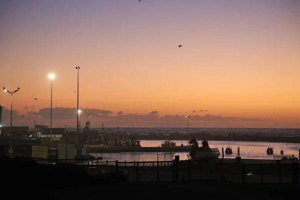 Sarı günbatımında limanda gemi