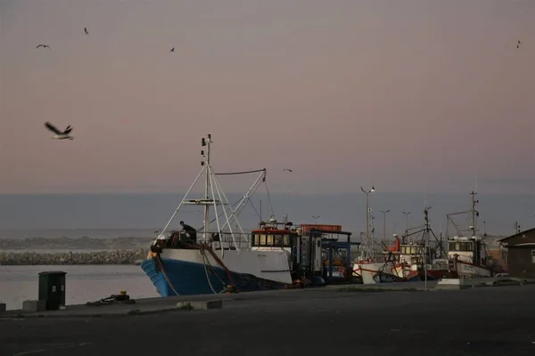 Gemi gün batımında marinada duruyor.