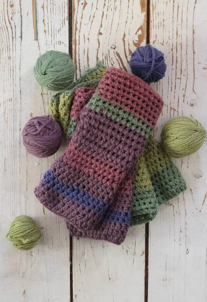 Handgemaakte Haak Handschoenen Met Ballen Van Garen Een Witte Houten — Stockfoto