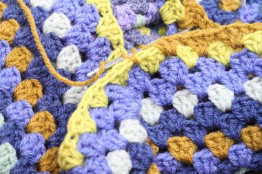 Blues ve kahverengi tonlarında Afgan battaniye